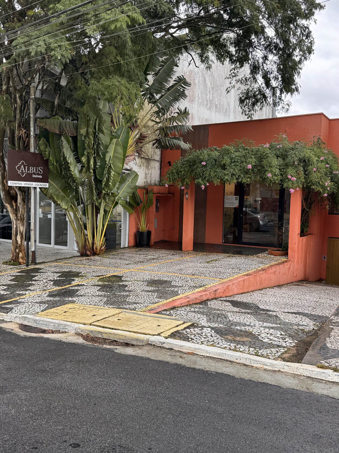 Fachada da sede da Albus Imóveis em Aldeia da Serra