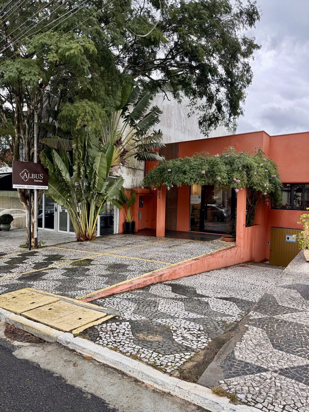 Fachada externa da sede da Albus Imóveis em Aldeia da Serra